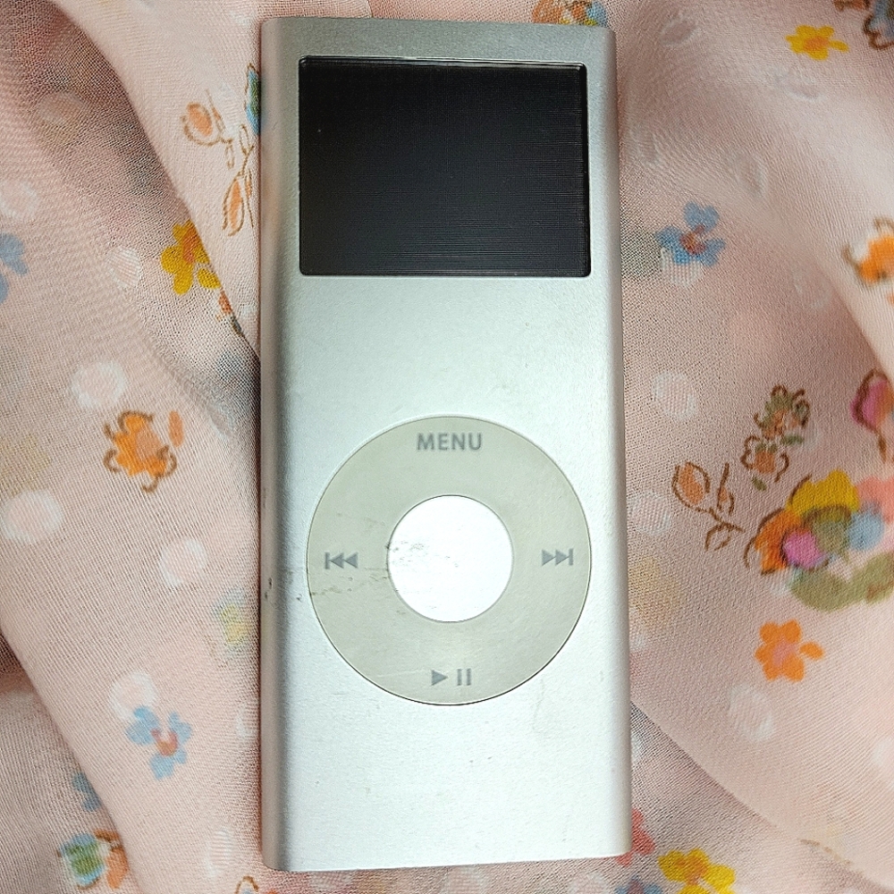 OG Silver IPod Nano, 2GB - comes with charger and headphones